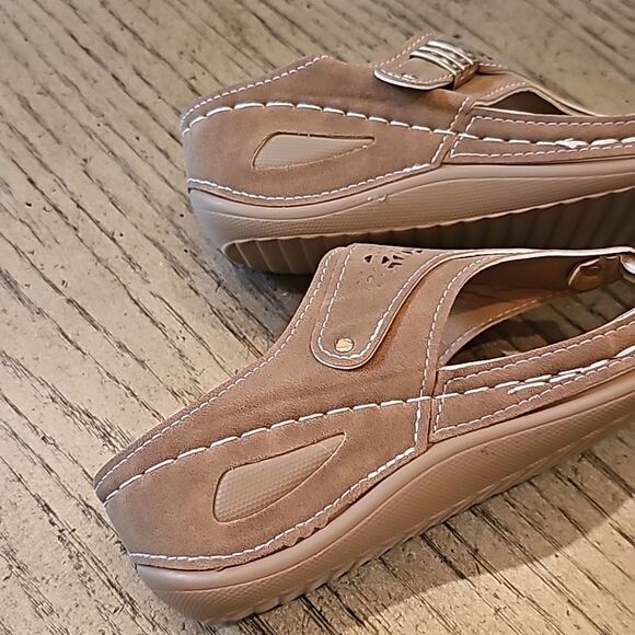 Tan wedge sandals size 40 or 9 NWOT - Picture 3 of 9